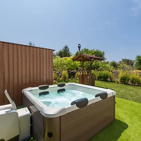 Sea Breeze I Bbq & Jacuzzi Holiday home